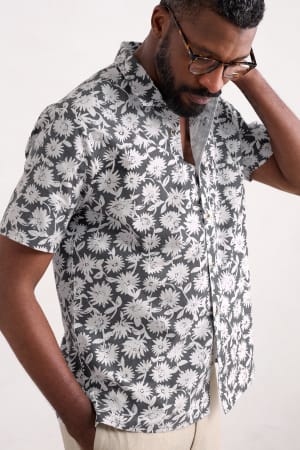 Seasalt Men's Men's Barque Short-Sleeve Shirt in Organic Cotton In Daisy Shadow Lead