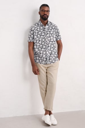 Seasalt Men's Men's Barque Short-Sleeve Shirt in Organic Cotton In Daisy Shadow Lead