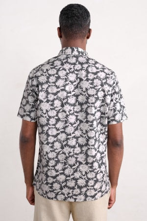 Seasalt Men's Men's Barque Short-Sleeve Shirt in Organic Cotton In Daisy Shadow Lead